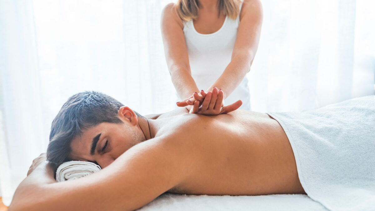 Aren Spa Ankara Masaj Salonu'nda aromaterapi masajı için hazırlanmış lavanta ve turunçgil uçucu yağları ile masaj yağı şişeleri